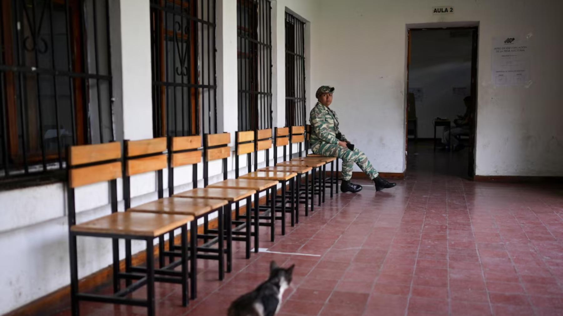 En un colegio electoral de Caracas solo se ve la presencia de una miembro del Ejército venezolano